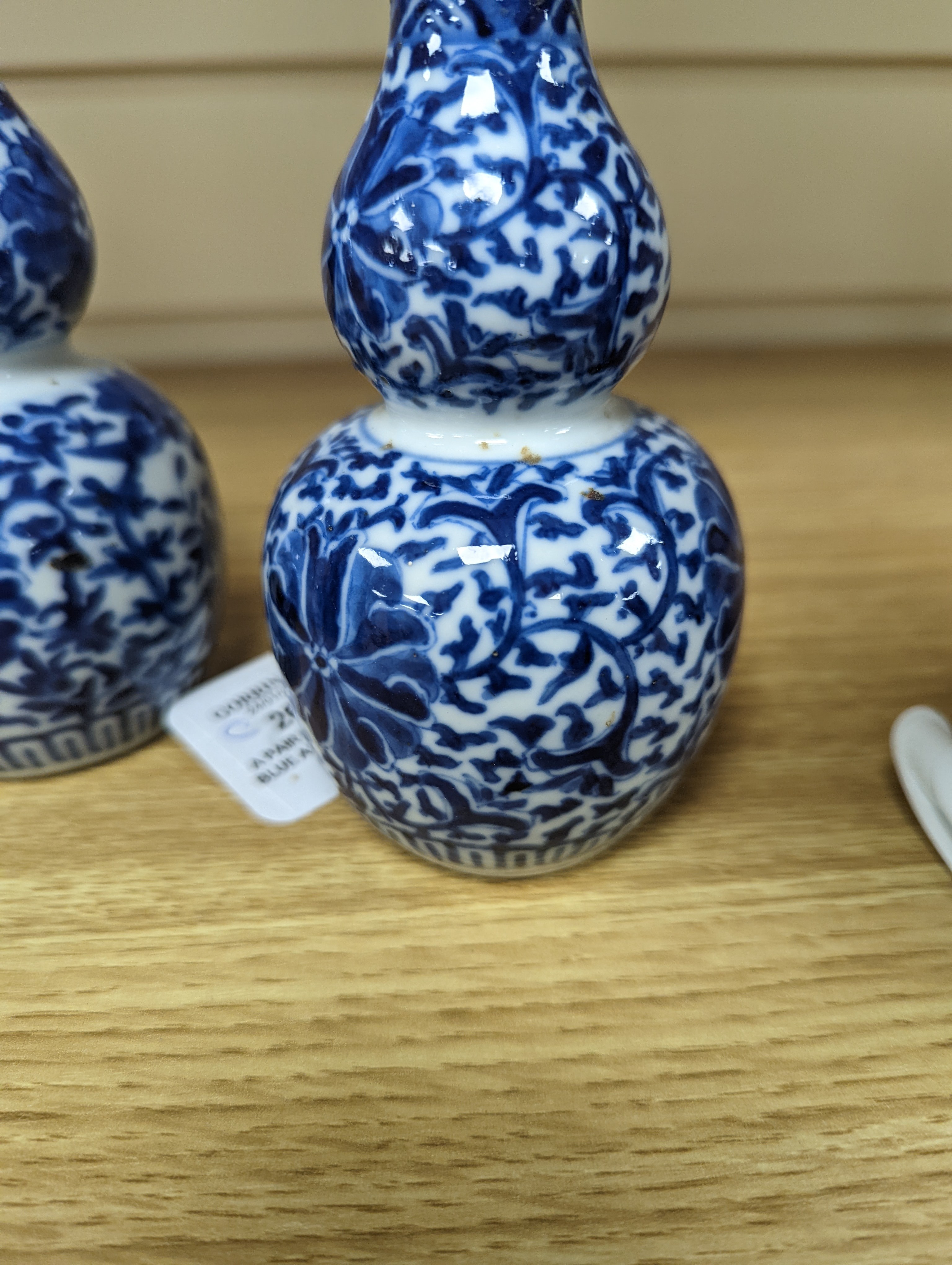 A pair of Chinese blue and white double-gourd small vases 14cm